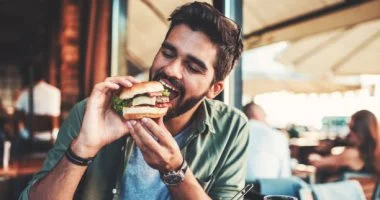أضف الملح للقهوة وتناول البطيخ بانتظام.. 5 تغييرات غذائية صيفية تدعم الكلى