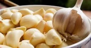 الثوم أم الزنجبيل.. أيهما أفضل لتقوية المناعة؟.. خبراء يكشفون فوائد كل منهما