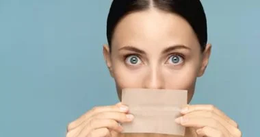حبوب بيضاء على الشفاه.. 9 أسباب منها عدوى فيروسية وحالات تستدعى الطبيب