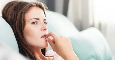 لماذا يسترجع عقلك المواقف المحرجة والأفكار المزعجة قبل النوم؟