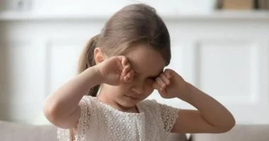 جفاف العين عند الأطفال.. أسباب شائعة وأعراض تستدعى زيارة الطبيب