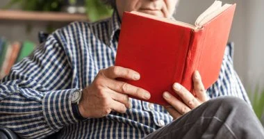 فنجان قهوة وكتاب الصباح.. عادة بسيطة تساعدك على التركيز طوال اليوم