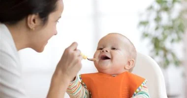 مش مجرد ابتسامة.. دراسة توضح كيف يحدثك طفلك الرضيع وكيف تساعده فى النطق