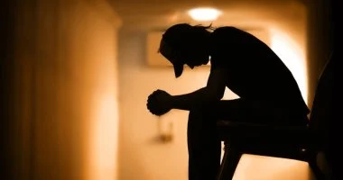 هل أنت العدو الأول لنفسك؟ 9 علامات تحذيرية تكشف تراجع تقديرك لذاتك