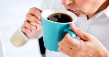 مش بس للتركيز.. دراسة تربط بين تناول القهوة وامتلاك دهون أقل وعضلات أكثر