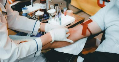 ماذا يحدث لجسمك بعد التبرع بالدم؟.. خبير يشرح مراحل التعافى الثلاث