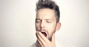 لماذا لا تزال تشعر بالإرهاق بعد 8 ساعات من النوم؟