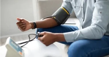 تظهر أثناء المشى.. علامات تستدعى زيارة طبيب القلب فورًا