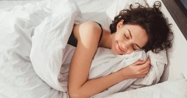 صحتك بالدنيا.. حيل سهلة للنوم الجيد فى الطقس الحار وأطعمة تكافح الالتهابات