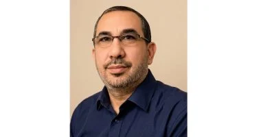 خالد دومة يكتب: رداء القداسة