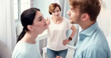 “أصلهم بيحبونا”.. هل تكفى هذه الجملة لتبرير تدخلات أهل الزوج؟