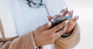 لو مش بتقدر تستغنى عنه طول اليوم.. كيف يؤثر موبايلك على مظهرك الجسدى؟