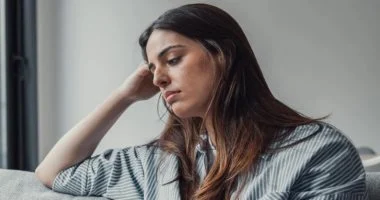 مش بتركز ولا بتعترف بيه؟.. اعرف كيف يتعامل كل جيل مع حزنه إزاى؟