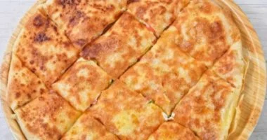 طريقة عمل فطير مشلتت بالسجق.. وصفة شهية بطعم مختلف