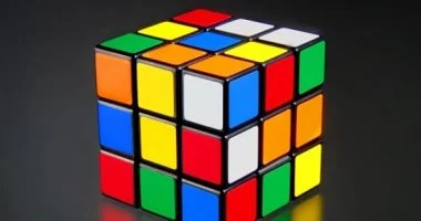 طفل صينى يحطم الرقم القياسى فى حل مكعب روبيك بيد واحدة.. فيديو