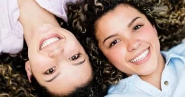 يوم الأخوات العالمى.. لماذا تحذر بعض الثقافات من تمشيط الشقيقات شعر بعضهن؟
