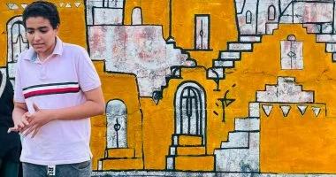 مشروع فنان يواصل تفاعله المجتمعى بجدارية “مصريات” فى مدينة 15 مايو