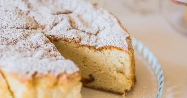طريقة عمل كيكة الزبادى الهشة بخطوات سهلة