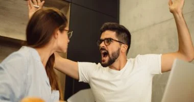 كيف تكتشفين السلوك العدواني لدى زوجك؟.. 5 تصرفات تهدد استقرار العلاقة