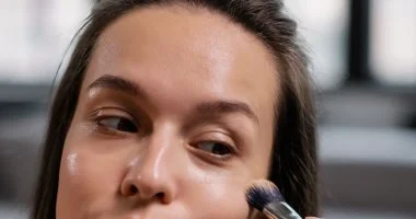 مكياج “نو ميك أب”.. خطوات للحصول على إطلالة طبيعية تدوم طول اليوم
