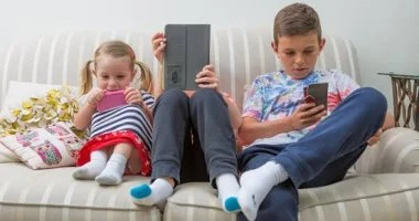 5 أنشطة منزلية تبعد الأطفال عن الشاشات خلال الإجازة الصيفية