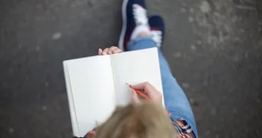 من الحانة إلى التابوت.. أغرب الأماكن التى ألهمت الروائيين لكتابة أعمالهم