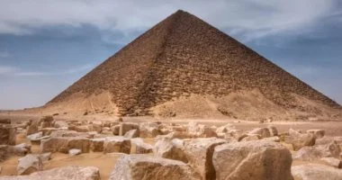 دراسة: المصريون القدماء بنو سدًا ضخمًا بالقرب من الهرم الأحمر
