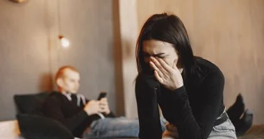 هل يواجهك أم يراقبك؟ اعرف طريقة كل برج في التعبير عن غيرته