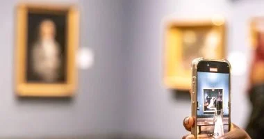 المؤثرون حراس جدد للمتاحف.. هل تهدد سلطة “الترند” هوية المؤسسات الثقافية؟