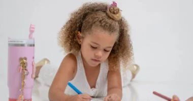 تسريحات شعر كيرلي للأطفال على البحر.. 5 أفكار عملية تناسب الساحل والعلمين