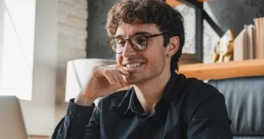 حرية ولا سفر ولا راحة البال؟.. اعرف إزاى معنى السعادة بيختلف من جيل إكس لزد