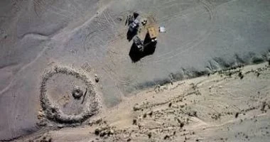 دوائر حجرية بصحراء عطباي تكشف عن حضارة بدوية مفقودة في مصر