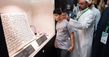 ضيوف خادم الحرمين فى حى حراء.. زيارة تثرى تجربة العمرة بمعرض الوحى بمكة المكرمة