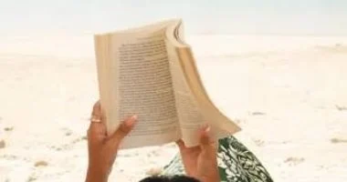 ماذا كان المصريون يقرأون على الشاطئ قبل 50 عامًا؟