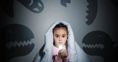 طفلك يخاف من الظلام؟.. 5 طرق تساعده على النوم بهدوء