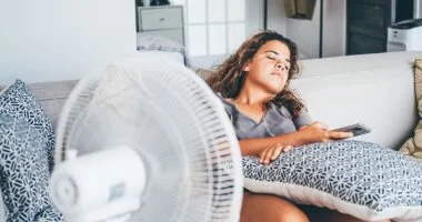 استخدام المروحة بهذه الطريقة قد يصيبك بالجفاف.. نصائح هامة