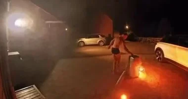 شجاعة أب.. رجل يسحب تكييف محترقا خارج منزله قبل ثوانٍ من انفجاره.. فيديو