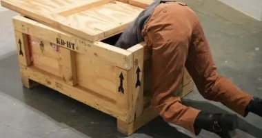 شرطة تقتحم معرضا فنيا لإنقاذ شخص وتكتشف أنه تمثال