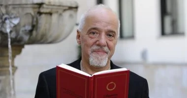 من 900 نسخة إلى 85 مليونًا.. كيف صنعت «الخيميائي» أسطورة باولو كويلو؟
