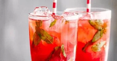 طريقة عمل موهيتو الفراولة والرمان فى 5 دقائق.. منعش ومرطب فى الحر