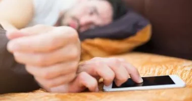 وضع الموبايل تحت المخدة أو بجوار الرأس أثناء النوم.. مخاطر يجب الحذر منها