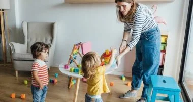 أثناء غيابك عن المنزل.. 8 خطوات ذكية لتأمين طفلك مع البيبى سيتر