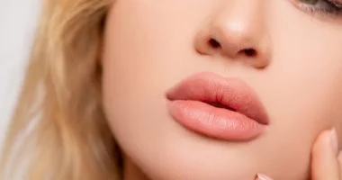 انسى جلسات الفيلر.. وصفة القرفة والنعناع لشفاه جذابة وممتلئة