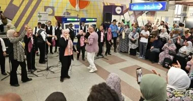 عروض إنشادية وتراثية لفرقة قصر ثقافة روض الفرج بمترو جامعة القاهرة
