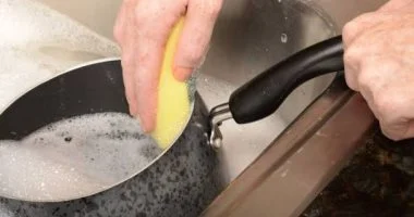5 طرق لإزالة الأرز المحروق من القدر.. بخطوات بسيطة وبدون فرك