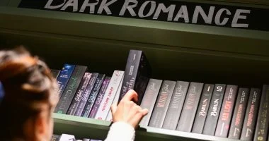 “محكمة الشوك والورود” و”الجناح الرابع”.. الروايات الرومانسية تكتسح الغرب
