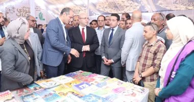 محافظ الفيوم والمفوض بتسيير أعمال هيئة الكتاب يفتتحان معرض كتاب أبشواى