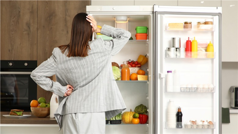 عشان تحافظ عليها من التلف.. أطعمة احذر وضعها في باب الثلاجة