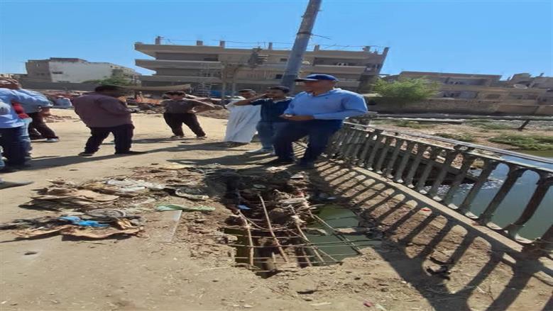 غلق مدخل كوبري سمالوط القديم للحد من مخاطر عبور قضبان السكك الحديدية