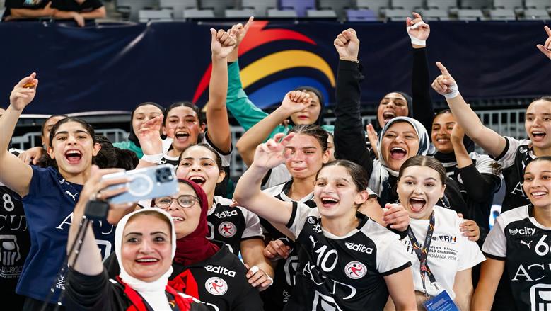 بعثة منتخب ناشئات كرة اليد تصل القاهرة بعد إنجاز تاريخي في مونديال رومانيا